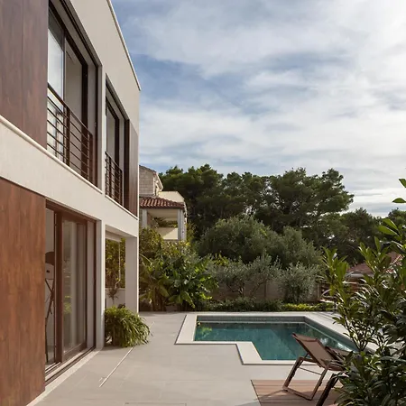 Remi Villa *